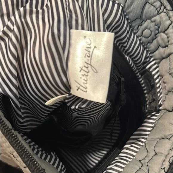 Gray Crossbody Bag with Quilted Floral Pattern - Picture 4 of 8